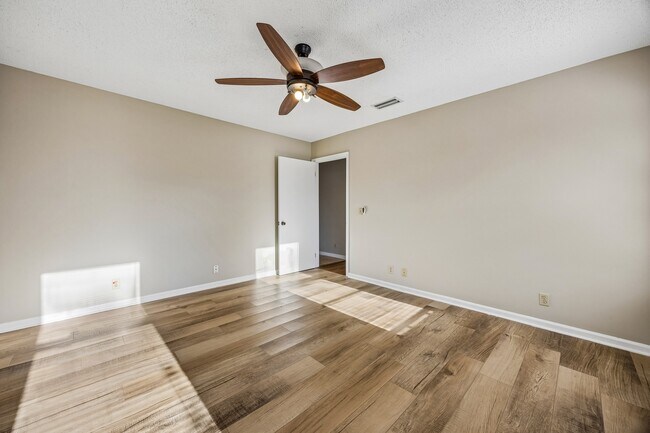 Building Photo - 132 Woodvalley Ct