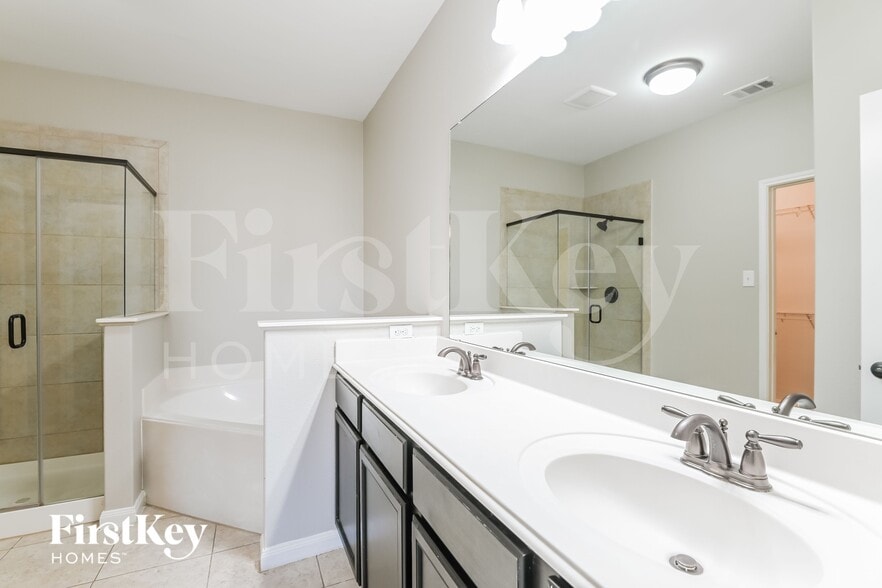 Building Photo - 710 Shady Meadow Ln