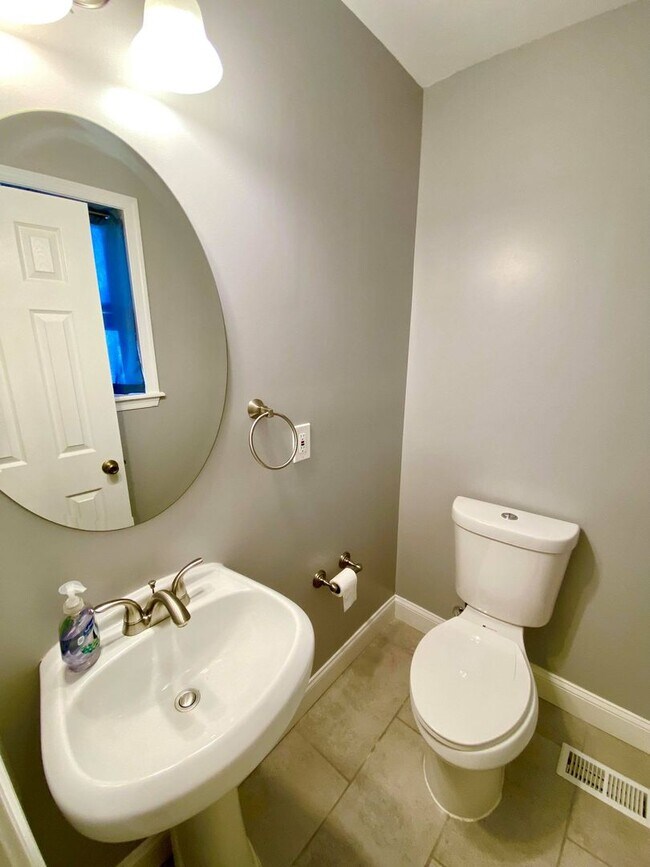 Building Photo - Stunning 2bed/3.5ba Highlandtown Home - Re...
