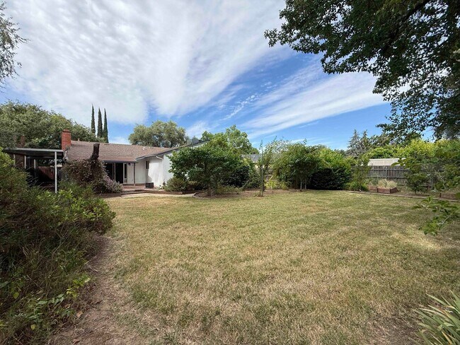 Building Photo - Great 3 Bedroom Walking Distance to American River