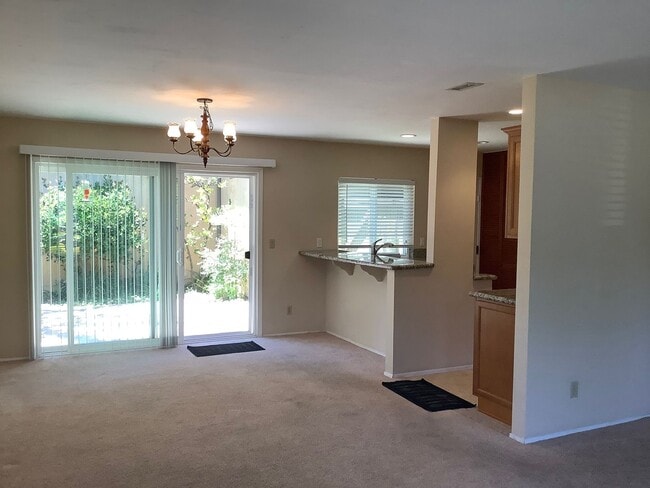 Building Photo - 3 Bedroom 2 Bath Single Story Home- Mesa V...