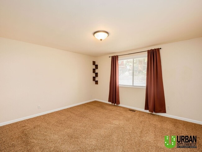 Building Photo - 4 bedroom 2 bath room house for rent in So...