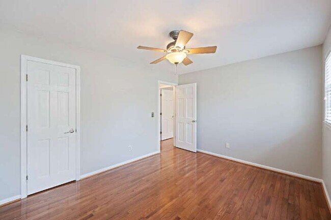Building Photo - 100 Lakeview Dr