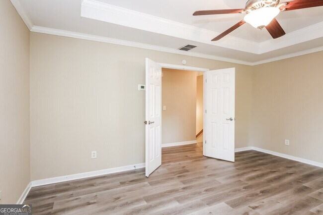 Building Photo - 906 Lakeside Ct