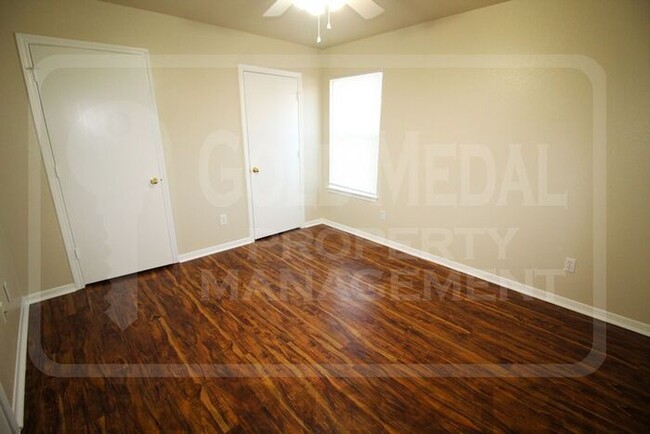 Building Photo - Discover comfort and convenience in this w...
