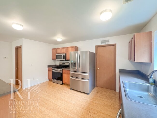 Building Photo - Spacious 4-Bedroom Home with Brand-New Carpet, Two Living Areas & Loft