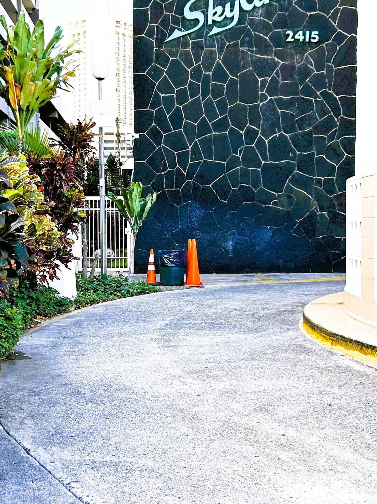 Building Photo - 2415 Ala Wai Blvd