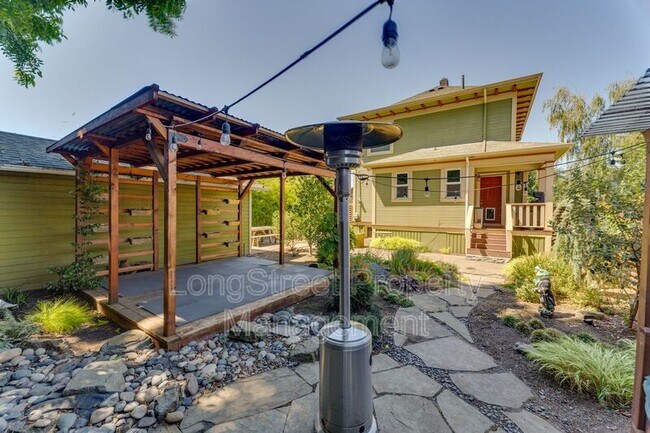 Building Photo - 5236 NE 18th Ave