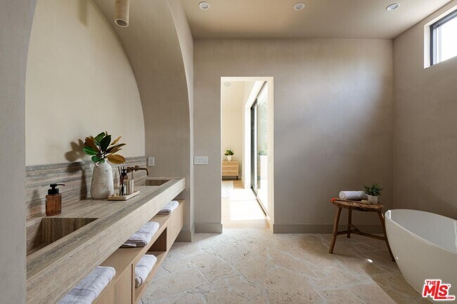 Building Photo - 11748 La Maida St