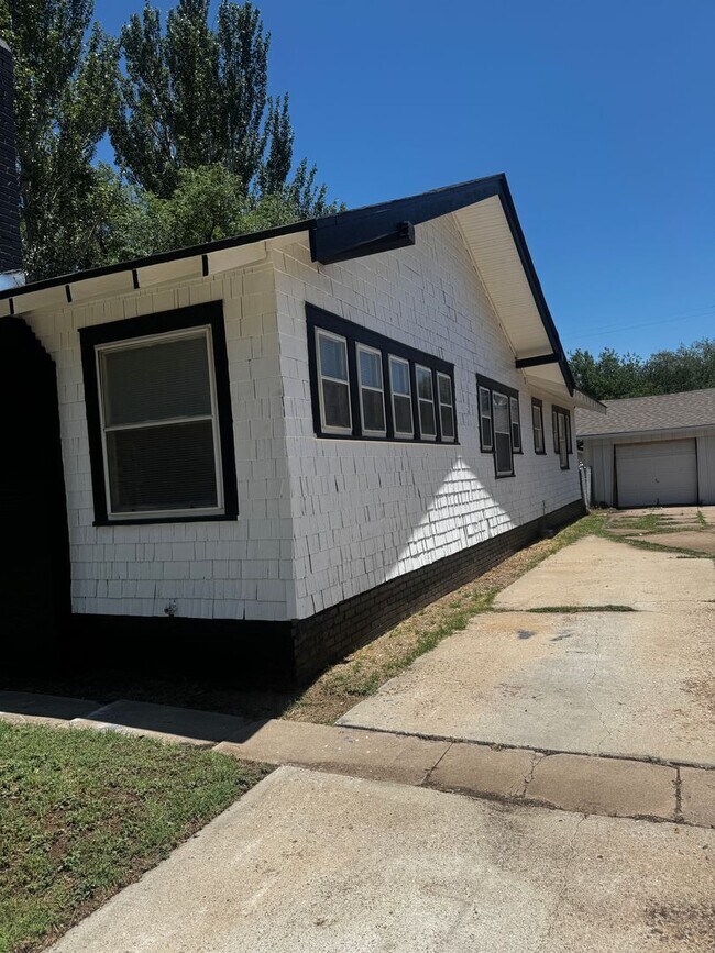 Building Photo - Adorable home located near Amarillo College 3/1/1