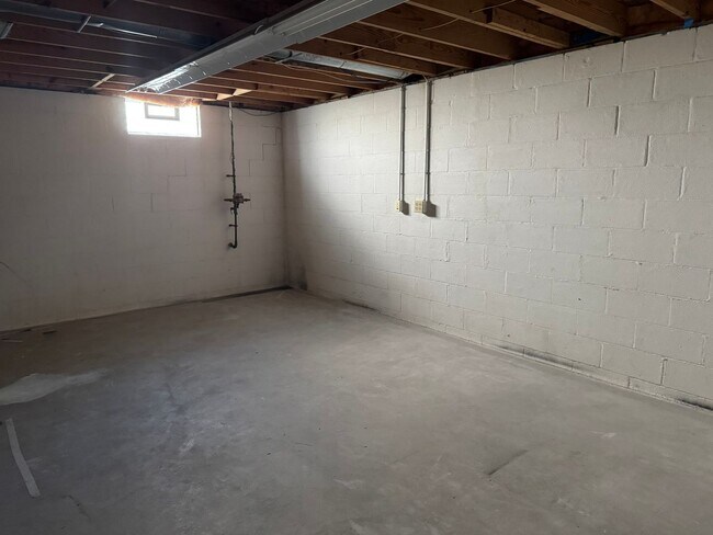 Building Photo - 4 Bedroom, 2.5 Bathroom Single Family Home...