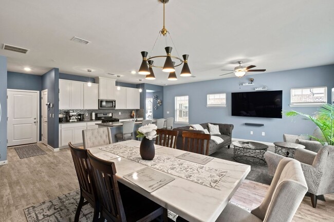 Building Photo - Gorgeous 3 BR/2.5 BA Townhome in Marietta-...