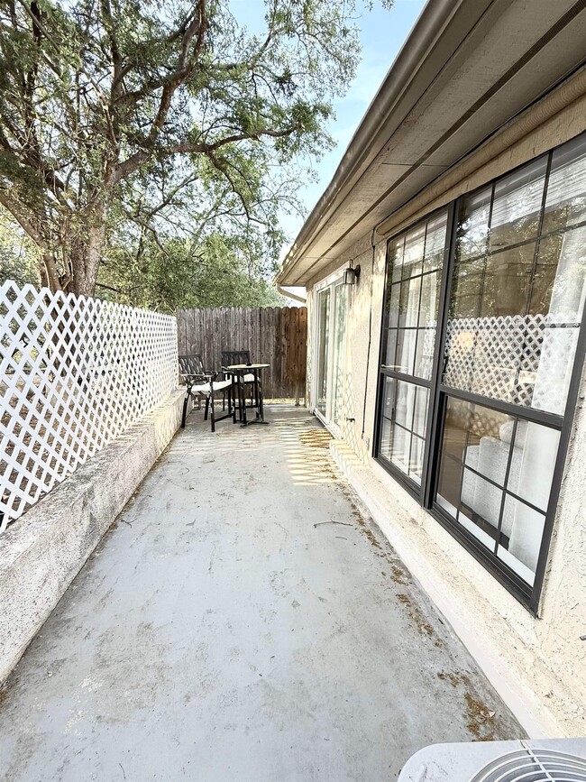 Building Photo - 307 Out Yonder