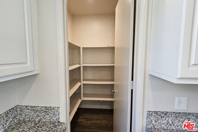 Building Photo - 7245 Maple Rd