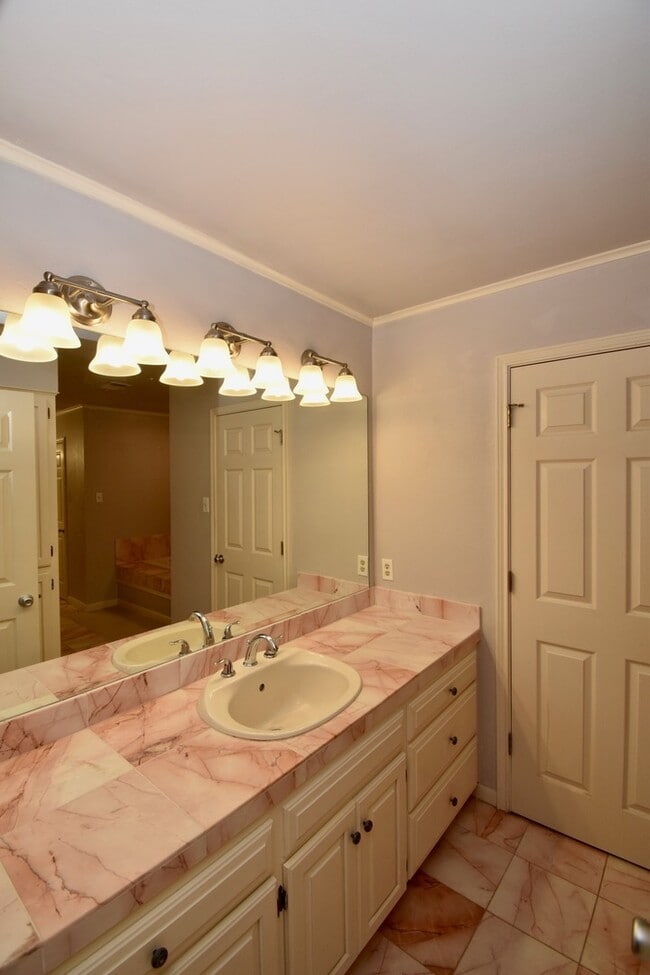 Building Photo - Spacious 4 bedroom 3 bathroom home with large yard and 2 car garage