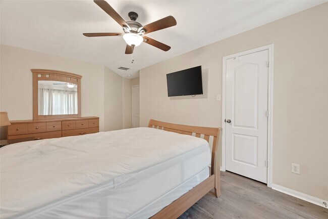 Building Photo - 3815 Pine Forest Green Blvd