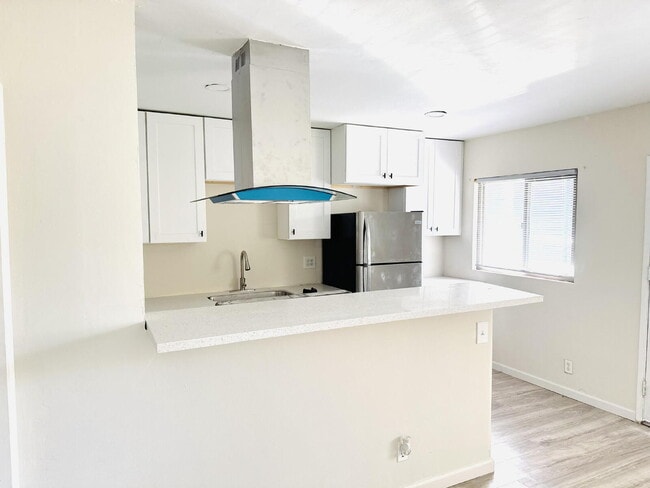 Building Photo - Bahama Palms, recientemente renovado: $1,850, 650 pies cuadrados — ¡Encantador refugio de 1 dormi...