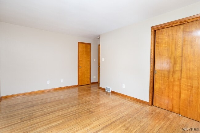 Building Photo - 685 Barrally St