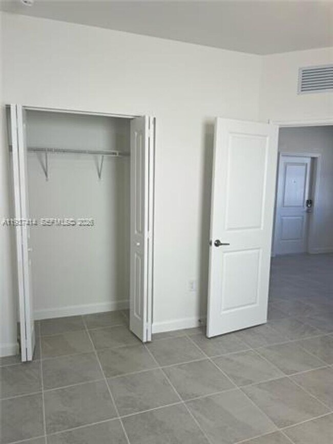 Building Photo - 2422 SE 30th St