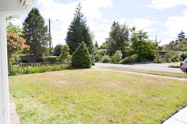 Building Photo - Available 10/11 – West Seattle Gem with Pr...