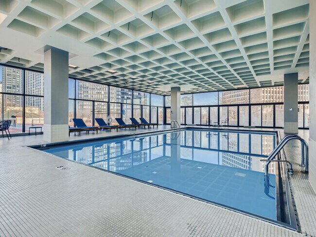 Building Photo - 5320 N Sheridan Rd