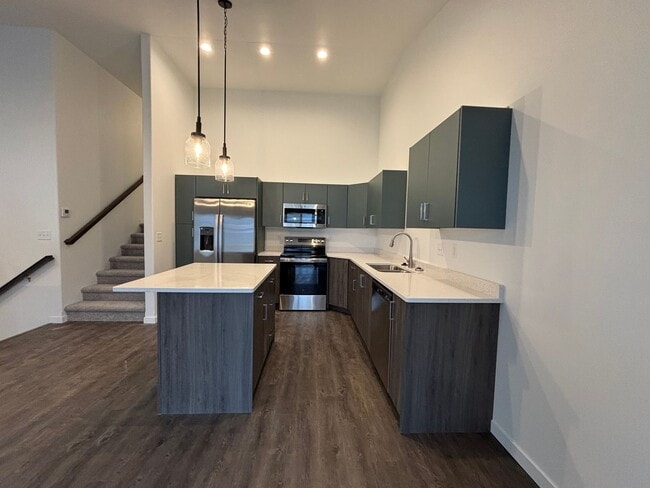 Building Photo - 3 Bed 3 Bath Town Home