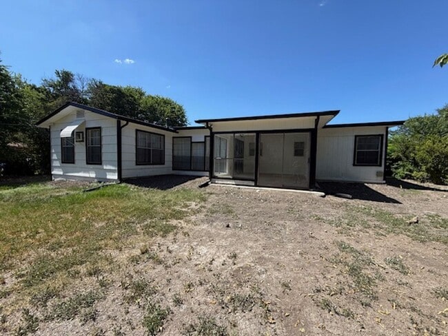 Building Photo - Huge Yard Front and Back over .39 acres 4 ...