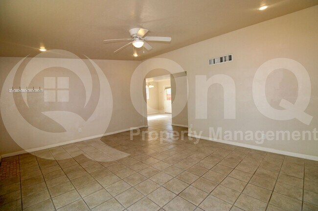 Building Photo - 4043 E Deseret Dr