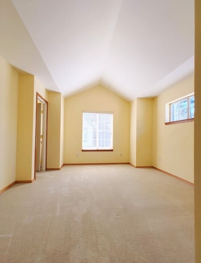 Building Photo - Spacious 3 Bedroom 2.5 Bath Condo Located in Cle Elum!