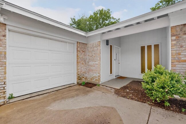 Building Photo - 9807 Dallum Dr