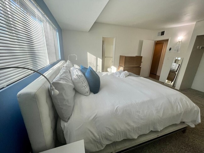 Building Photo - 3 Bedroom 2 Bathroom - Fully Furnished - Mid Century Modern