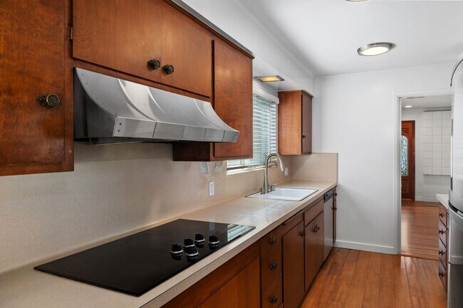 Building Photo - Lovely College Area Home