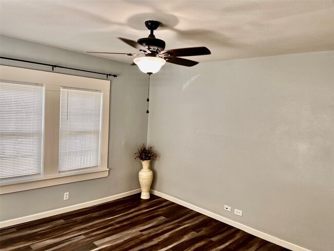 Building Photo - 106 N Eastwood St