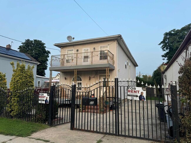 Primary Photo - 32 Lewis Ave