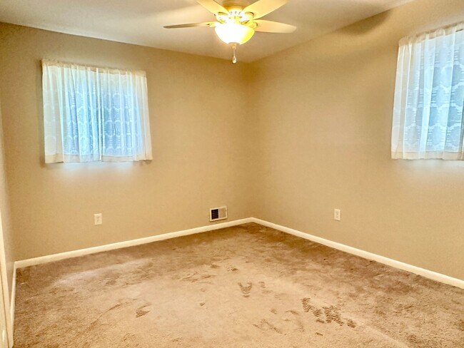 Building Photo - 5 Bedroom 2.5 Bathroom! Parking! Pets Welc...