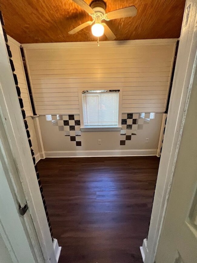 Building Photo - MOVE IN READY