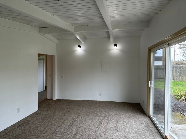 Building Photo - Beautifully updated 2 bedroom 1 bath home ...