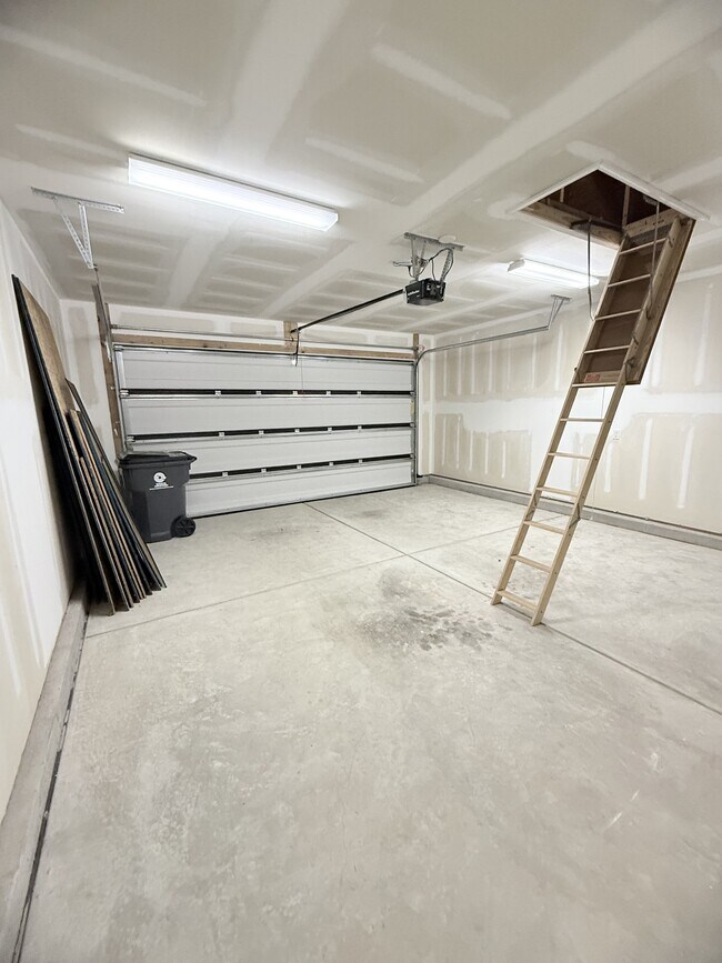 Building Photo - 220 Machrie Lp