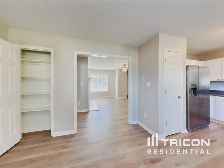 Building Photo - 1004 Spruce Dr