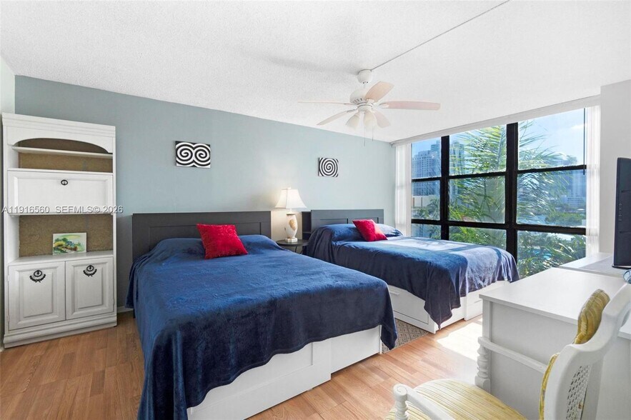 Building Photo - 1000 Parkview Dr