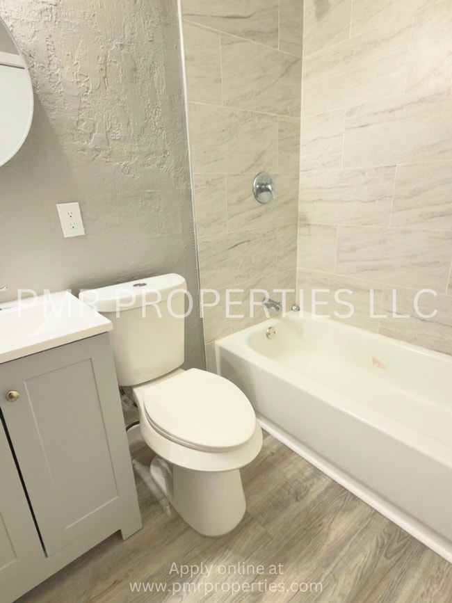 Building Photo - 3 Bedrooms/1.5 Bathroom House