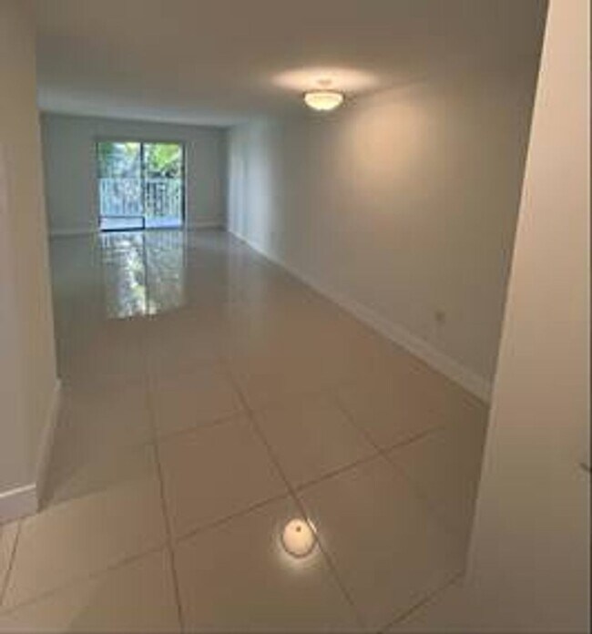 Building Photo - Location, Location, Location! 1 Bedroom/1 Bathroom in Miami Beach!