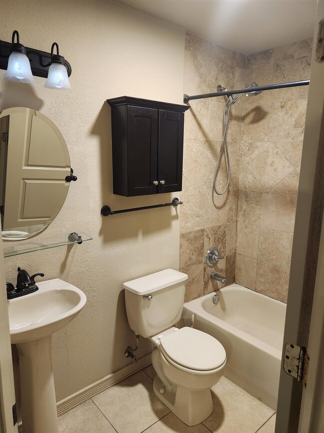 Building Photo - 10706 International Blvd