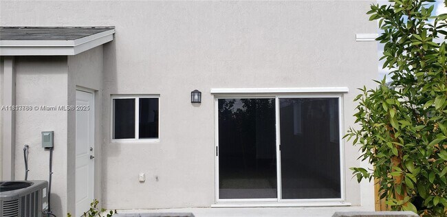 Building Photo - 1205 NW 3rd Ln