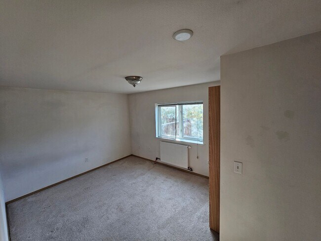 Building Photo - 1050 Deere St