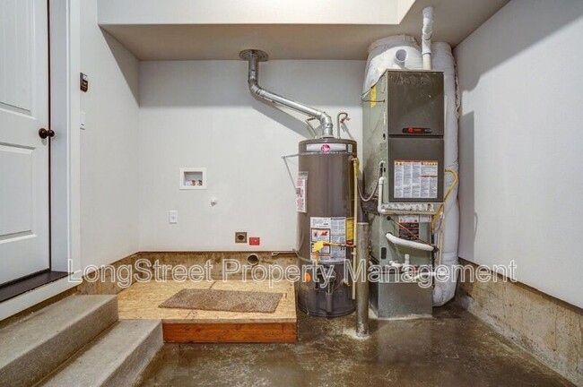 Building Photo - 484 S Monmouth Ave