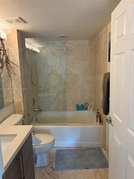 Building Photo - 1155 Brickell Bay Dr
