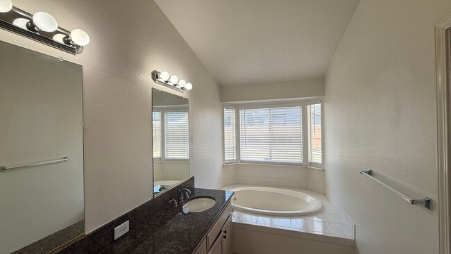 Building Photo - 3 Bedroom, 2.5 bath home in Desirable Fresno Neighborhood