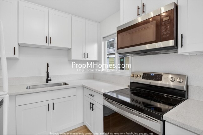 Building Photo - Updated Two Bedroom Unit with St Johns Views!