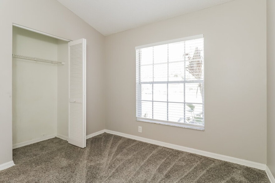 Building Photo - 10244 Rainbow Oaks Dr